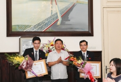 Bộ trưởng Đinh La Thăng tặng Bằng khen cho sinh viên Nguyễn Đức Thành đạt chứng chỉ nghề xuất sắc thế giới