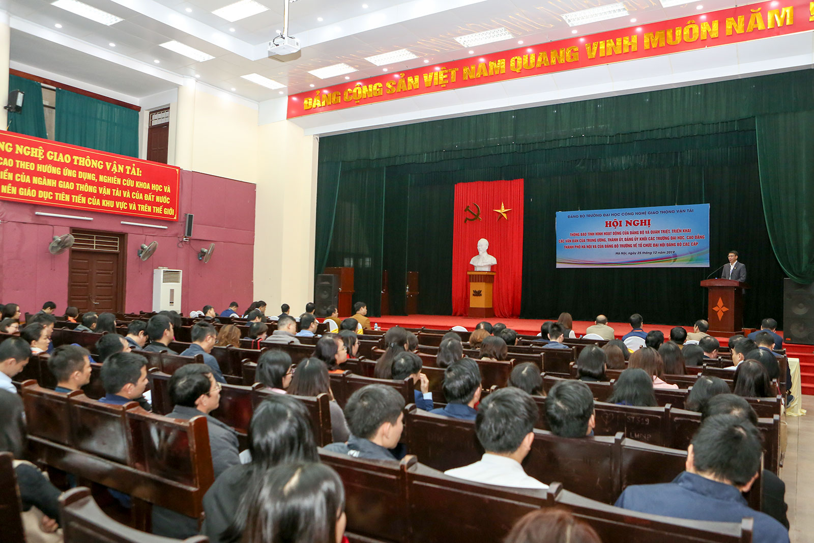 Hội nghị quán triệt, triển khai các văn bản của Trung ương, Thành ủy, Đảng ủy Khối các trường ĐH, CĐ Hà Nội và của Đảng bộ Trường về tổ chức đại hội đảng bộ các cấp