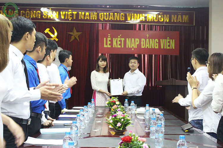 Lễ kết nạp đảng viên  chào mừng 71 năm ngày Thành lập Trường và 55 năm ngày Bác Hồ về thăm Trường