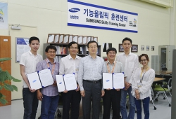 Đoàn công tác nghề Thiết kế kỹ thuật cơ khí - CAD trường Đại học Công nghệ GTVT làm việc tại Hàn Quốc