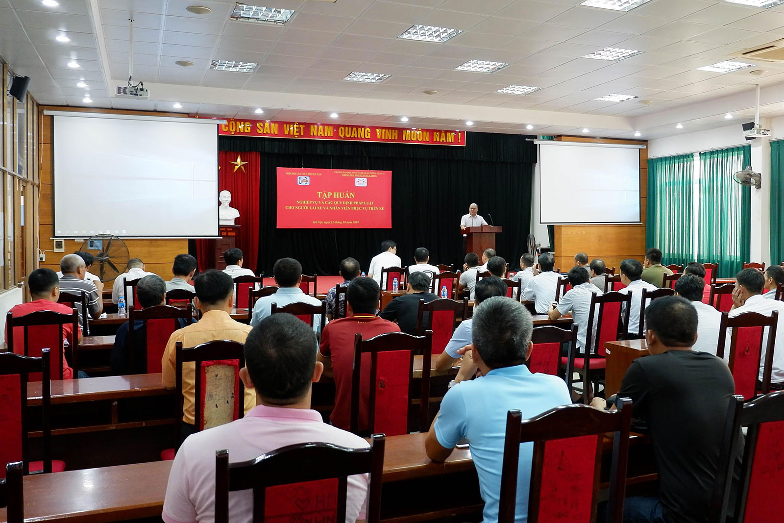 Khai giảng Khóa tập huấn nghiệp vụ và các quy định pháp luật cho người lái xe và nhân viên phục vụ trên xe