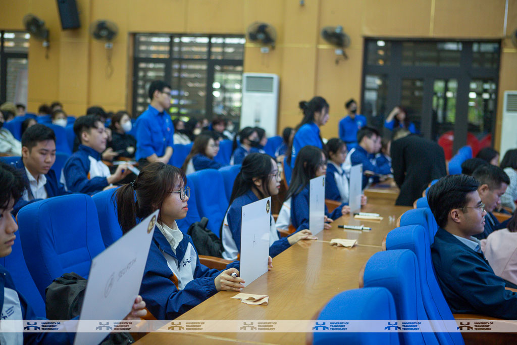 Bùng nổ sức hút cùng Olympic Tiếng Anh – Sân chơi kiến thức hấp dẫn dành cho sinh viên UTT