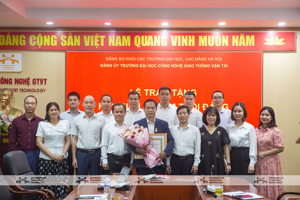 Lễ trao tặng Huy hiệu 40 năm tuổi Đảng cho Tiến sĩ Đỗ Văn Thái