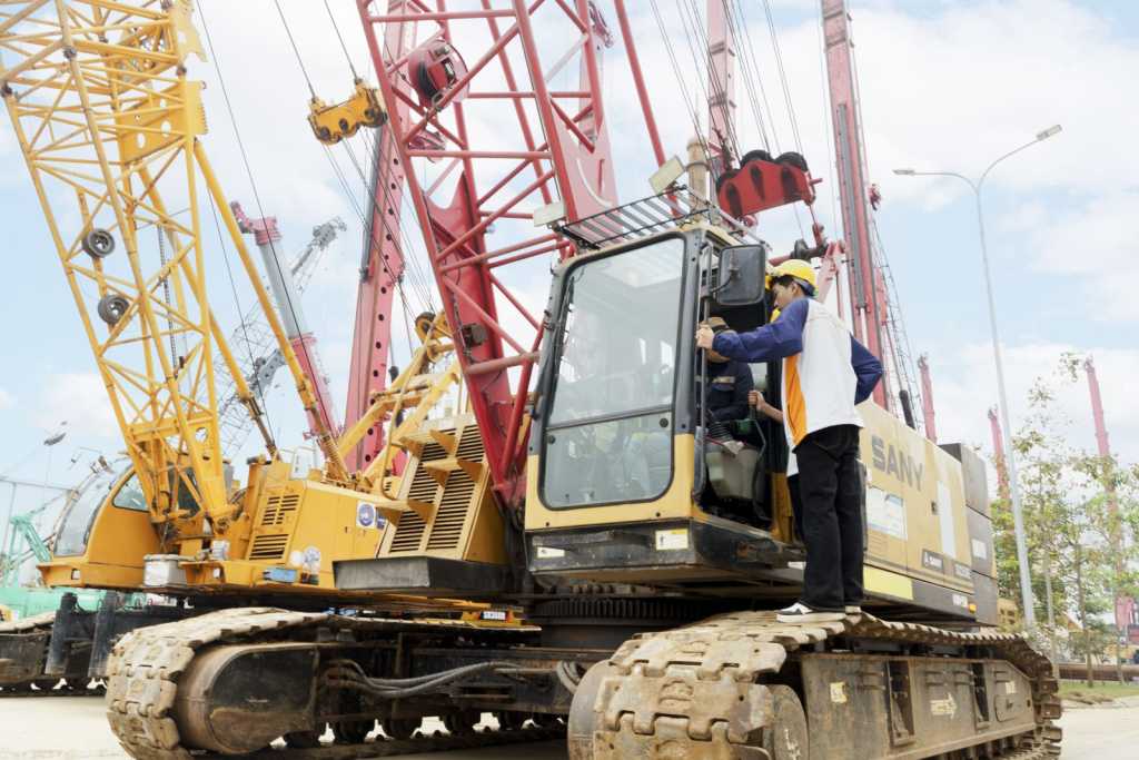Students of Construction Machinery and Automation Experience Practical Training at a 5S-Standard Construction Equipment Center