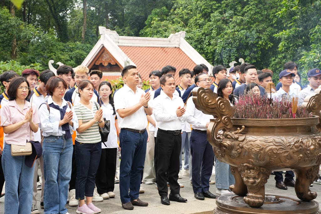 Trường ĐH Công nghệ GTVT tổ chức hành trình về nguồn tham quan khu di tích lịch sử K9- Đá Chông