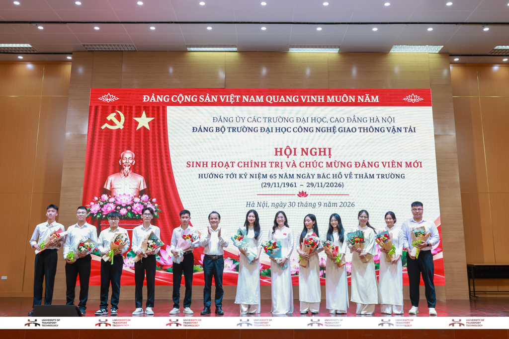 Trường Đại học Công nghệ GTVT tổ chức Hội nghị sinh hoạt chính trị và chúc mừng đảng viên mới