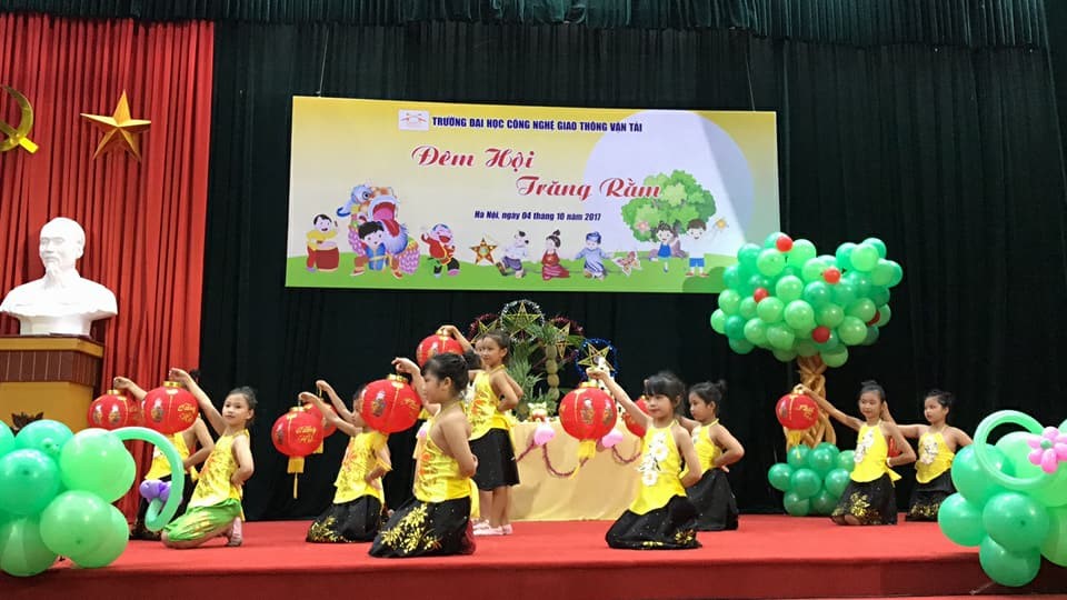 Chương trình “Đêm hội trăng rằm” Trường Đại học Công nghệ GTVT