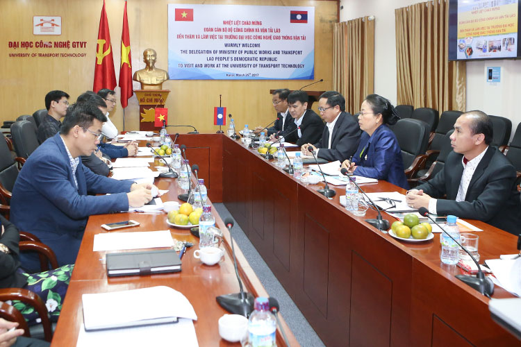Đoàn công tác Bộ Công chính và Vận tải Lào thăm và làm việc tại Trường