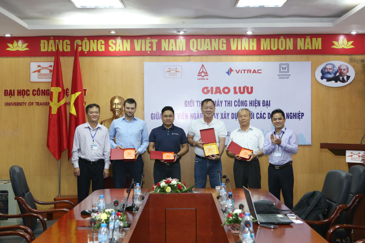 Giao lưu, giới thiệu máy thi công hiện đại giữa sinh viên ngành máy xây dựng với doanh nghiệp