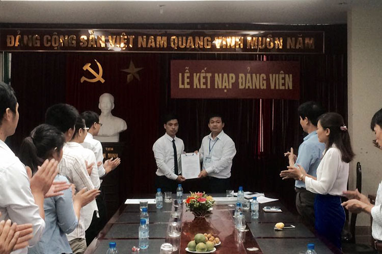 Lễ kết nạp đảng viên chào mừng ngày Quốc Khánh 2/9