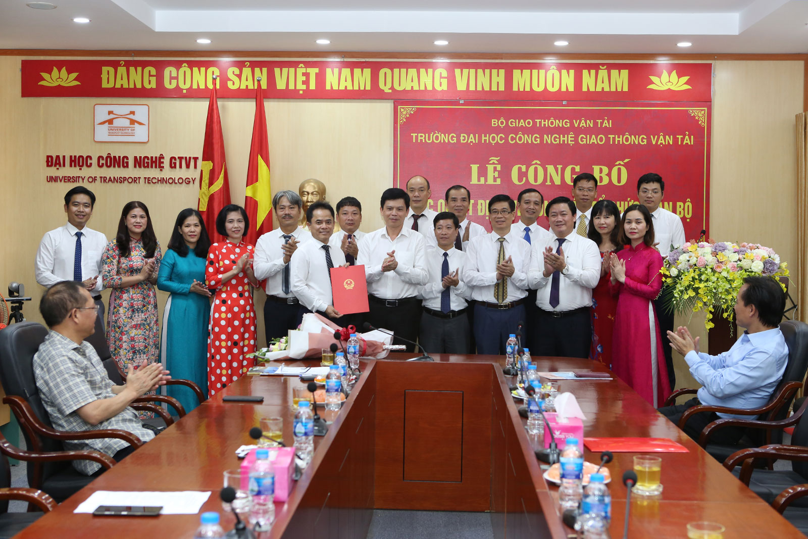 Lễ công bố các quyết định về công tác tổ chức và cán bộ của Trường Đại học Công nghệ GTVT