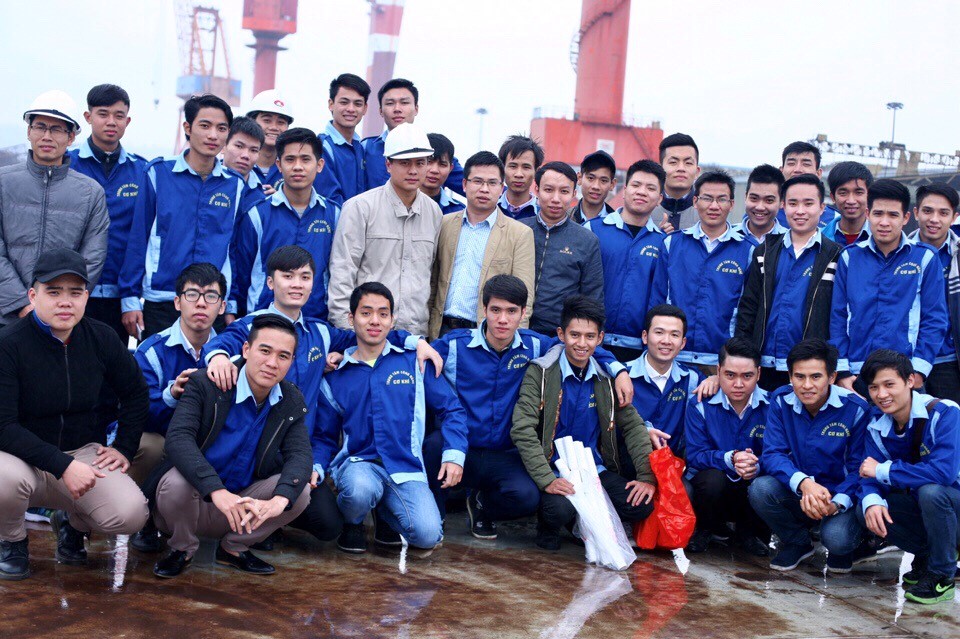Sinh viên ngành CNKTCK Máy tàu thủy  tham quan thực tế nhà máy đóng tàu Hạ Long