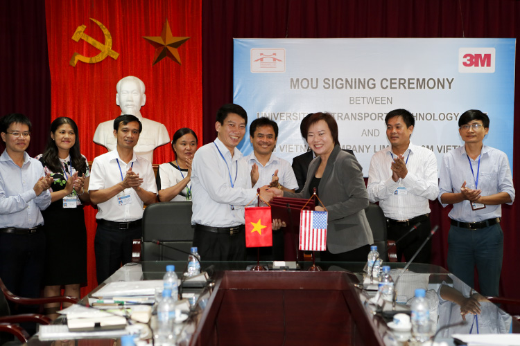 Lễ ký biên bản thỏa thuận hợp tác giữa trường Đại học Công nghệ GTVT và Công ty TNHH 3M Việt Nam