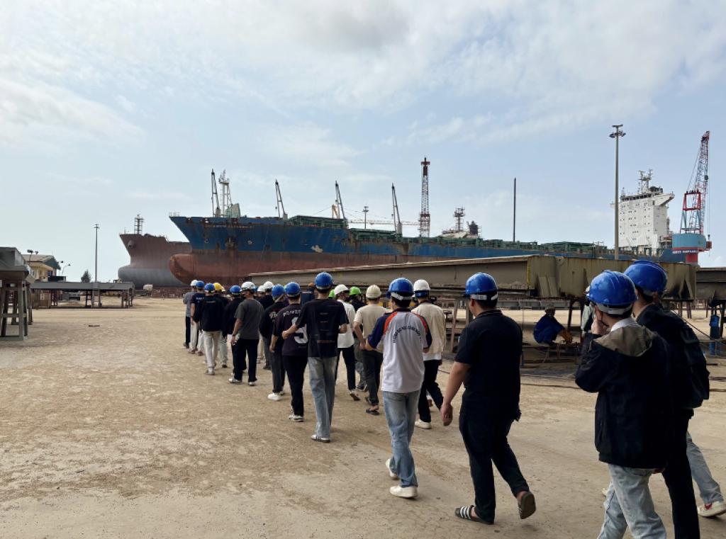 Sinh viên K76 chuyên ngành Công nghệ kỹ thuật cơ khí tàu thủy và công trình nổi tham quan thực tế tại Công ty Cổ phần Nosco Shipyard