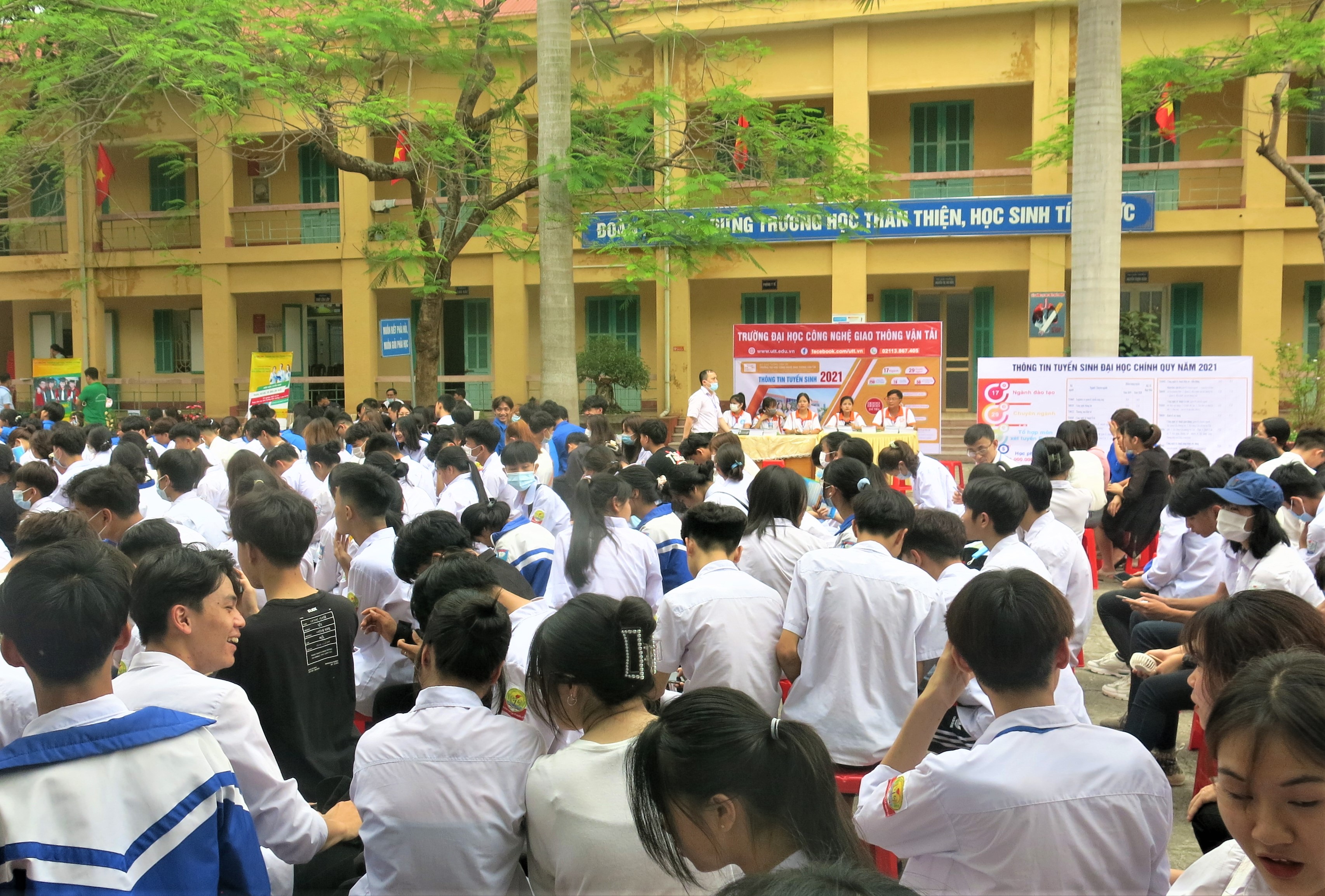 Trường Đại học Công nghệ GTVT tham gia Ngày Hội tư vấn tuyển sinh và hướng nghiệp 2021 tại tỉnh Yên Bái