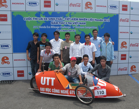 Sinh viên Trường Đại học Công nghệ GTVT tham gia cuộc thi Lái xe sinh thái- Tiết kiệm nhiên liệu 2012