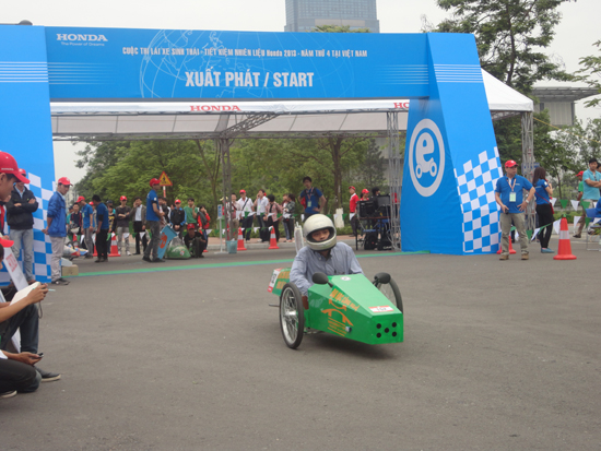 Đội thi sáng chế xe tiết kiệm nhiên liệu UTT-CK đạt 358,6km/1 lít