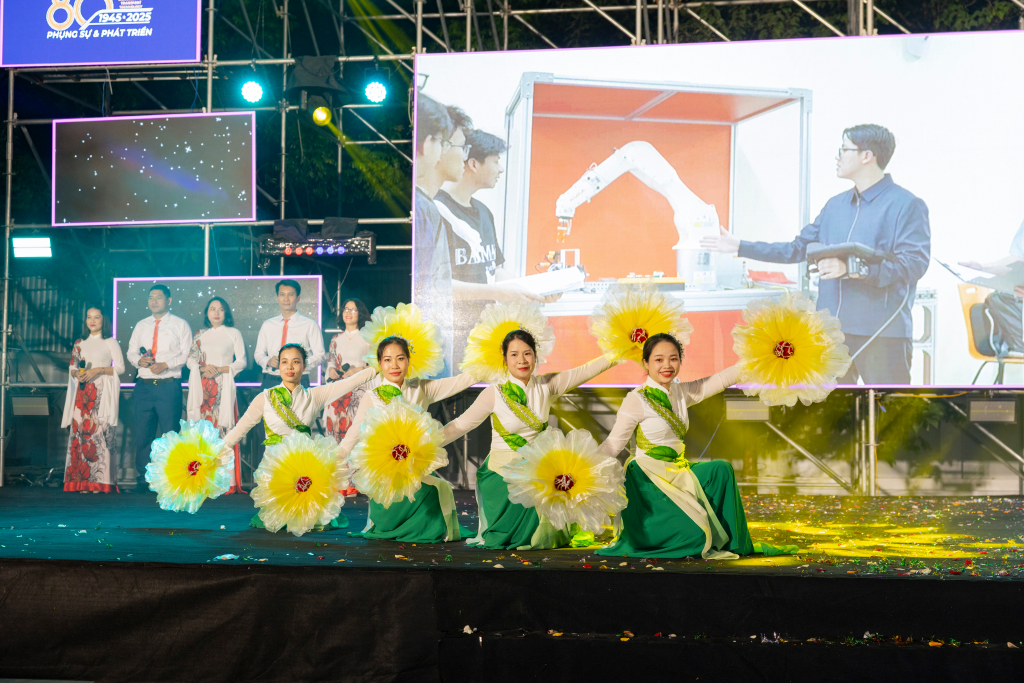 Giao lưu văn nghệ CB-VC-NLĐ trường Đại học Công nghệ GTVT: Sân khấu của Sức sống, Tinh thần và Bản sắc UTT