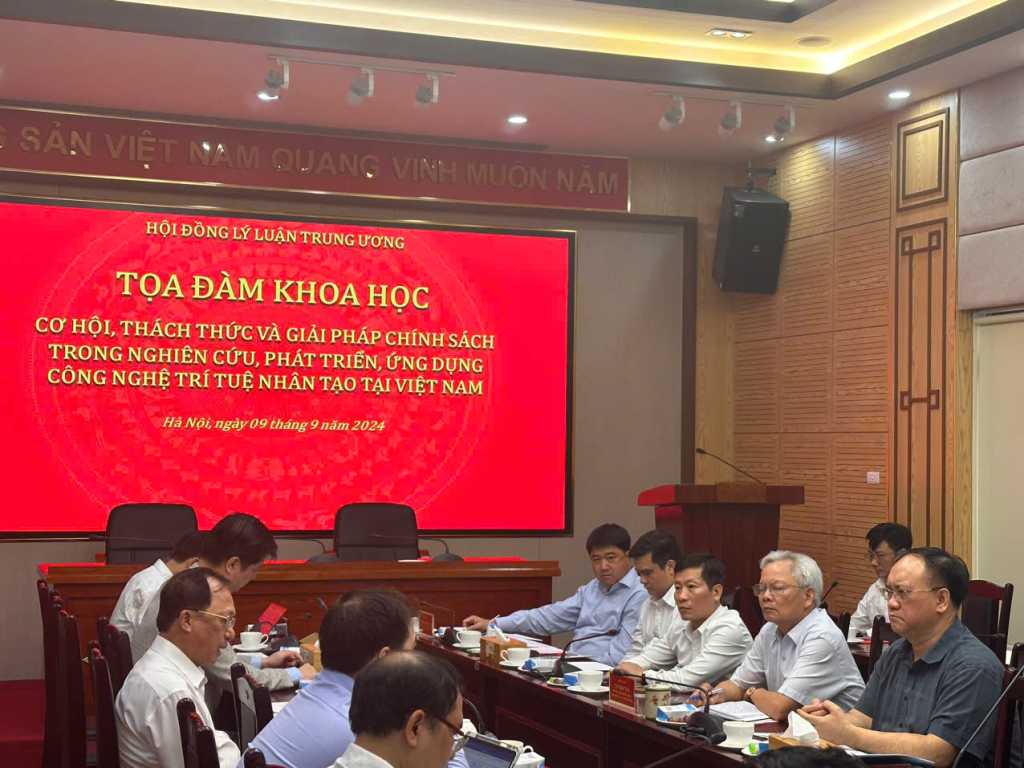 UTT tham dự và báo cáo tại tọa đàm khoa học về trí tuệ nhân tạo do Hội đồng Lý luận Trung ương tổ chức