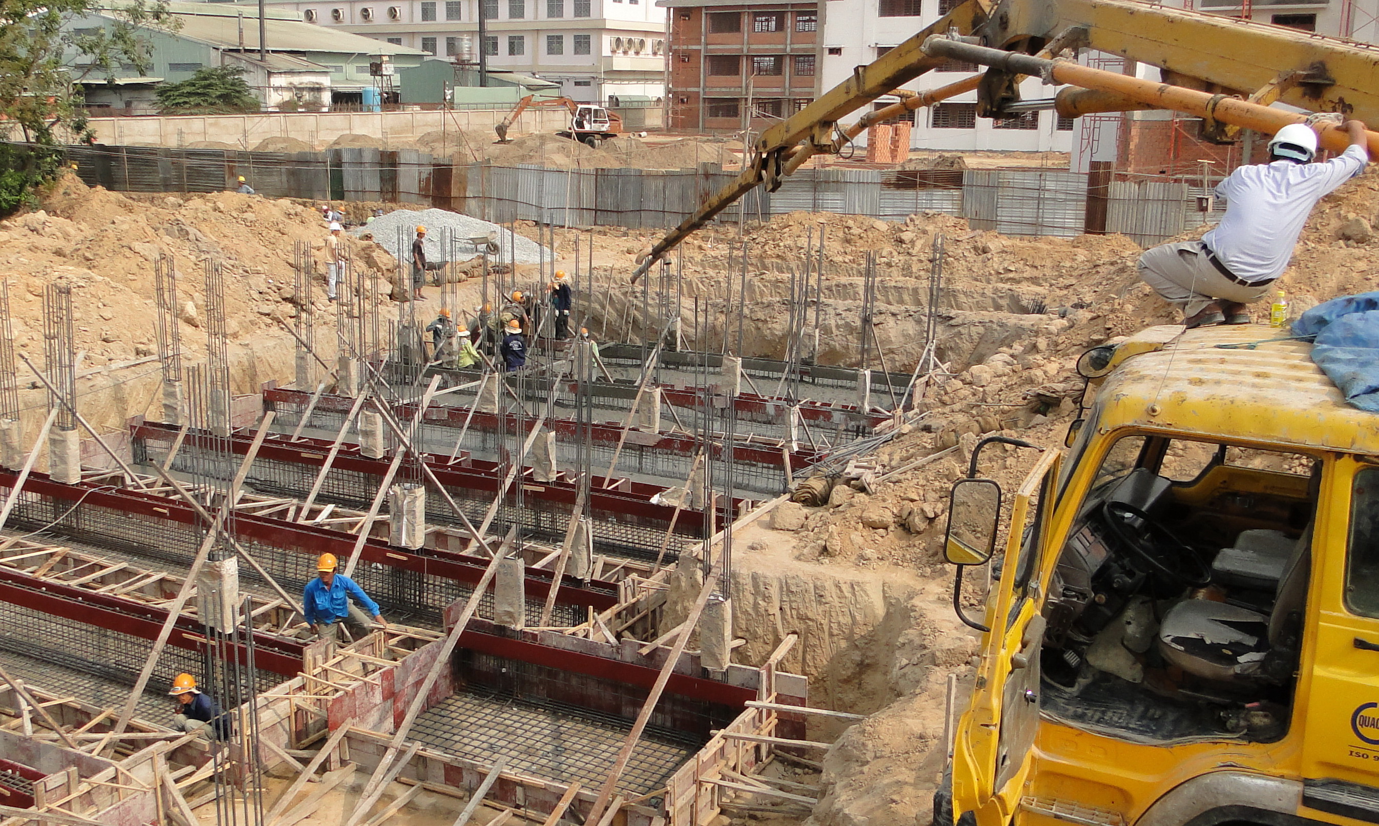 Thông báo Khởi công nâng cấp tầng nhà lớp học tạm C2, C3 - Cơ sở đào tạo Hà Nội