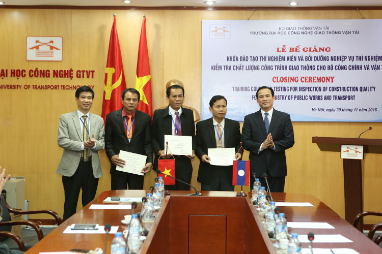 Lễ Bế giảng lớp thí nghiệm viên và bồi dưỡng nghiệp vụ thí nghiệm kiểm tra chất lượng công trình giao thông cho cán bộ Bộ Công chính và Vận tải Lào
