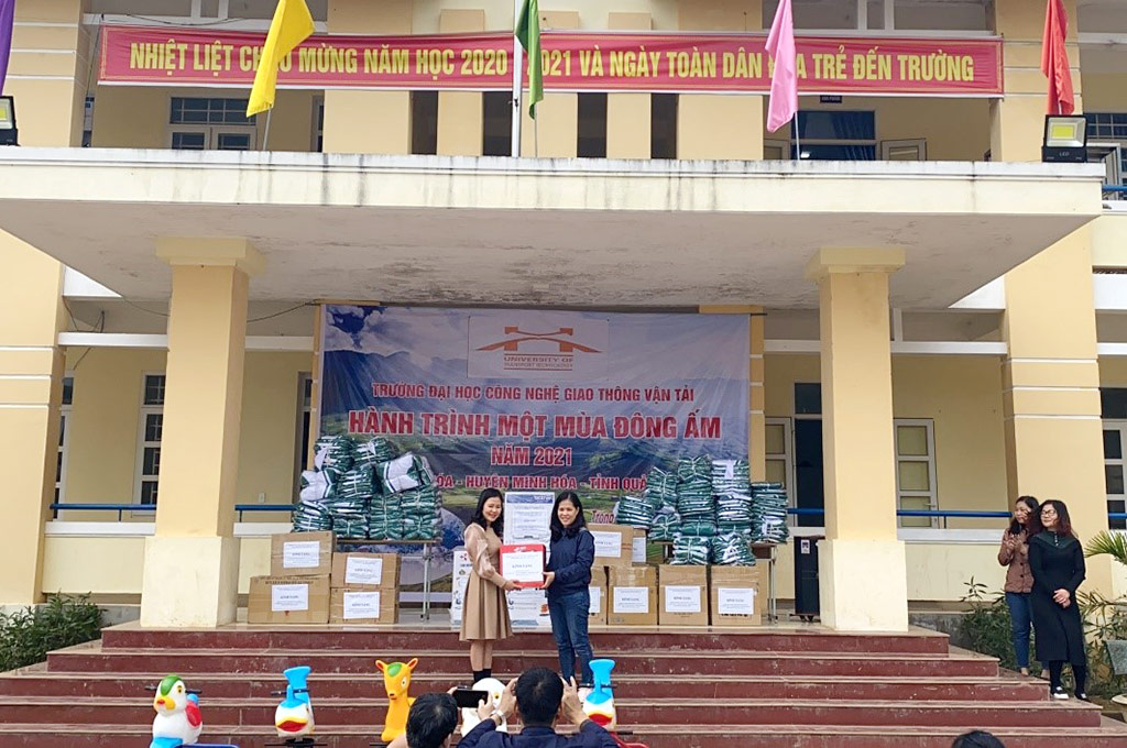 Chương trình “Hành trình một mùa đông ấm” của Trường Đại học Công nghệ GTVT tại tỉnh Quảng Bình