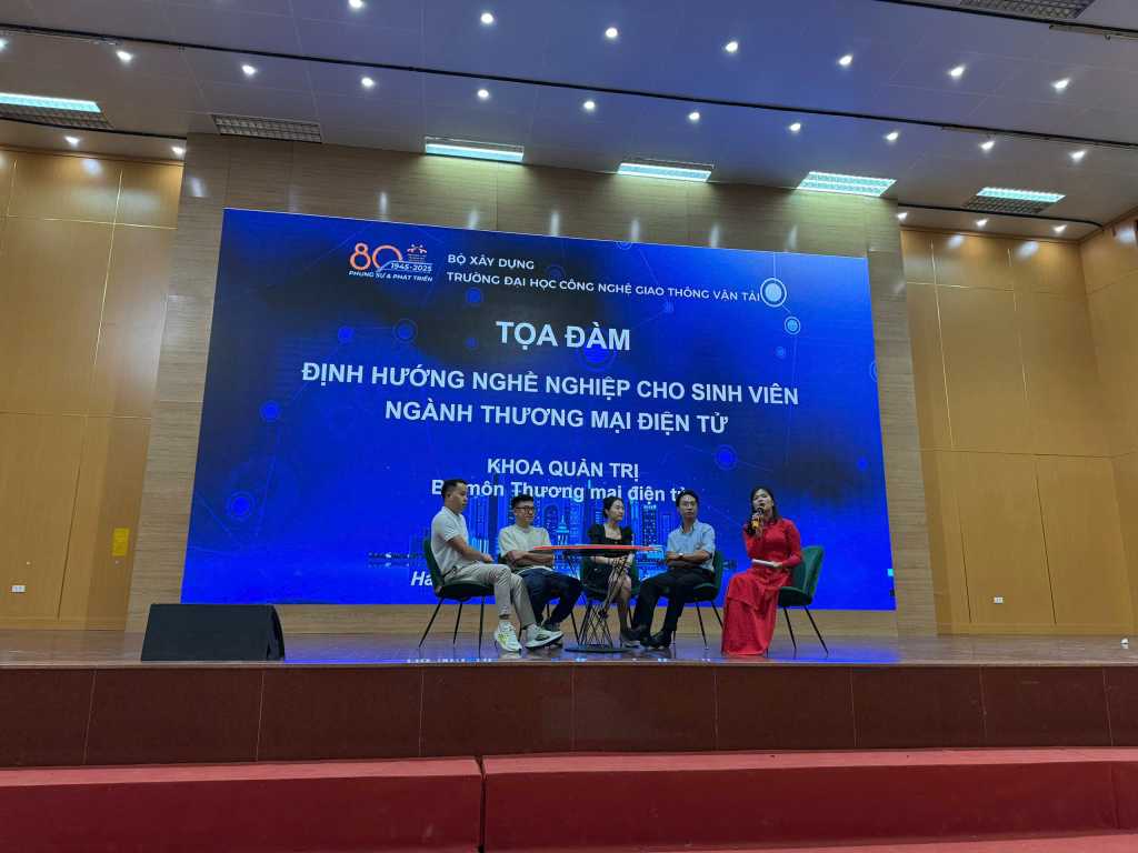Tọa đàm “Định hướng nghề nghiệp cho sinh viên ngành Thương mại điện tử”.