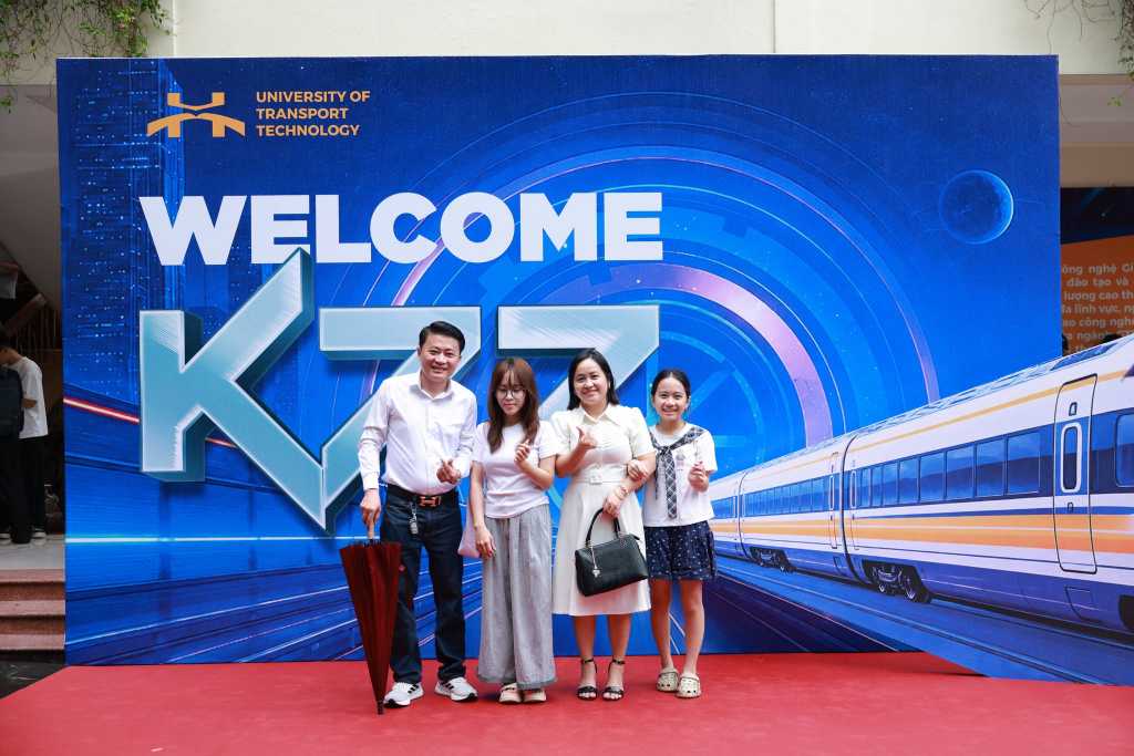 Trường ĐH Công nghệ GTVT đón tân sinh viên K77 nhập học