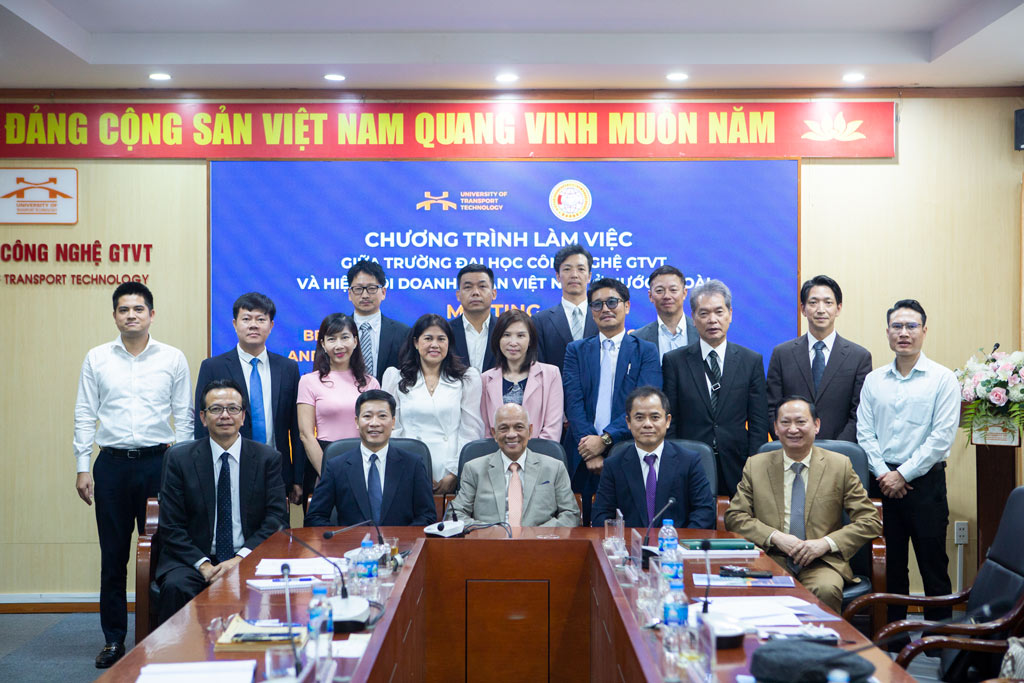 Leaders of the University Welcome and Work with the Association of Vietnamese Entrepreneurs Abroad