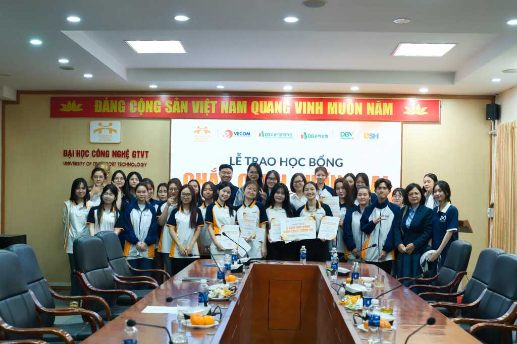 Sinh viên UTT nhận học bổng từ Hiệp hội Thương mại điện tử Việt Nam (VECOM) và Tổng Công ty Cổ phần Bảo hiểm Sài Gòn - Hà Nội (BSH)