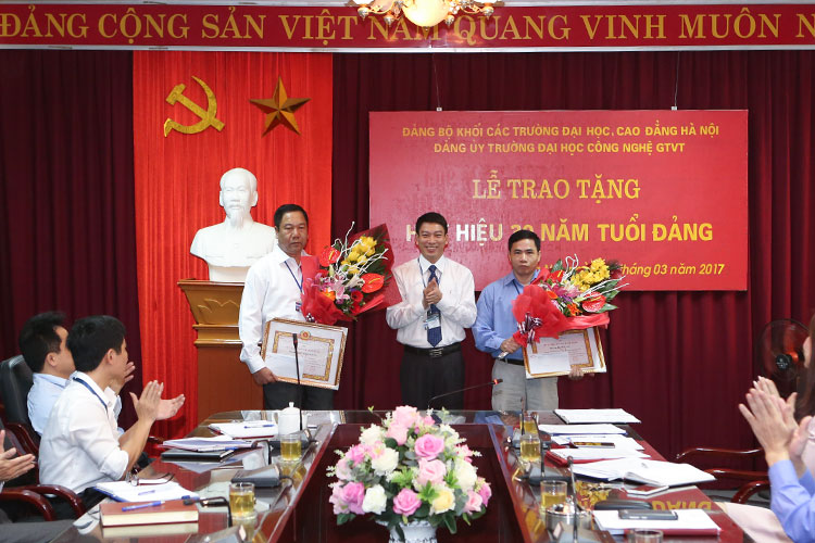 Thông báo Phát thẻ đảng viên và tặng Huy hiệu Đảng