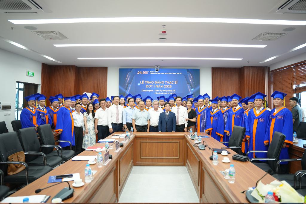 UTT trao bằng cho 45 tân thạc sĩ ngành đường sắt, góp phần chuẩn bị nguồn nhân lực cho các dự án trọng điểm quốc gia