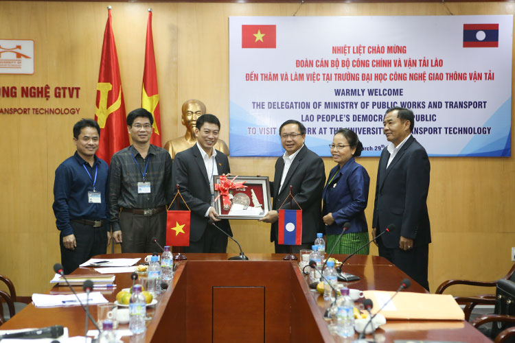 Đoàn công tác Bộ Công chính và Vận tải Lào thăm và làm việc tại Trường
