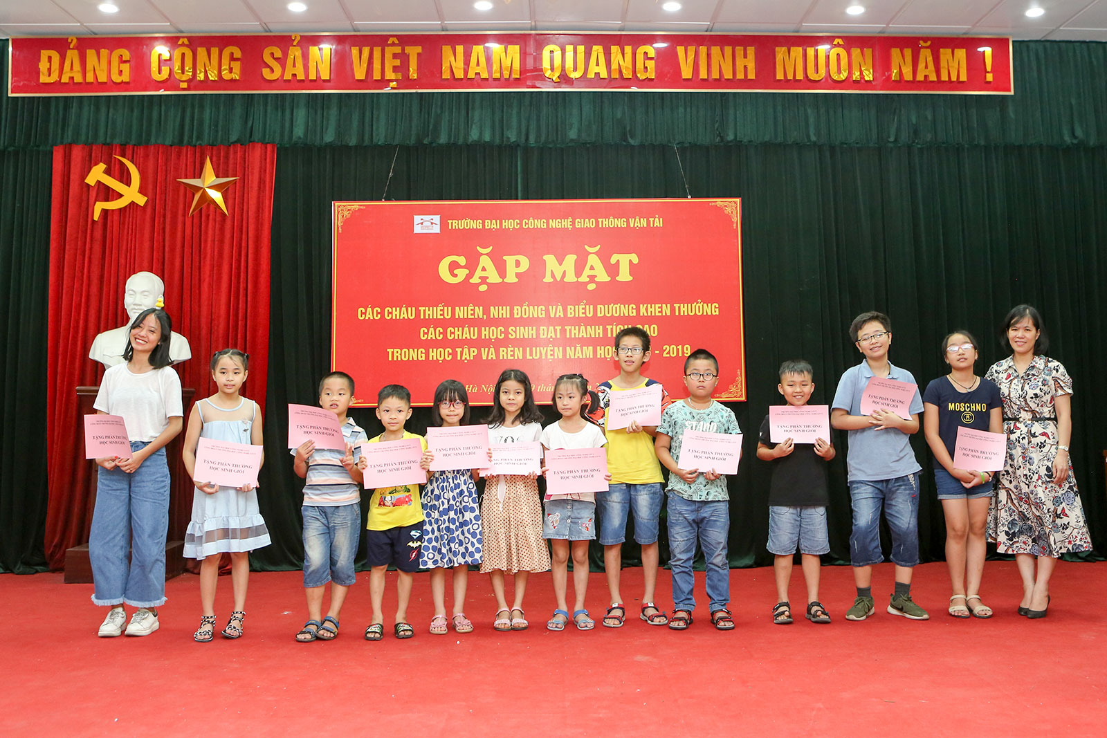 Gặp mặt, tuyên dương khen thưởng các cháu học sinh là con CB-VC-NLĐ phân hiệu Hà Nội đạt thành tích trong học tập và rèn luyện năm học 2018-2019