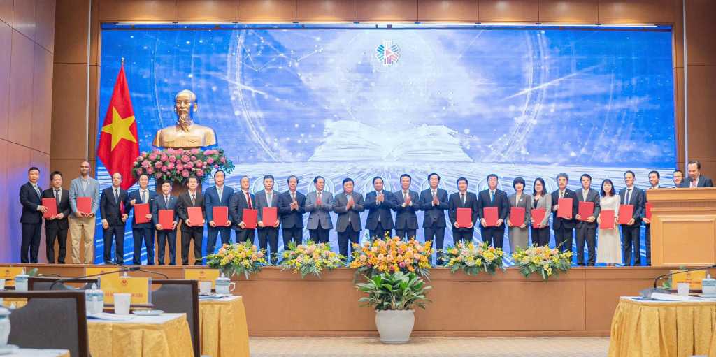 Hiệu trưởng UTT dự diễn đàn Quốc gia phát triển kinh tế số, xã hội số lần thứ III và ký hợp tác triển khai đào tạo ngành logistics cảng biển theo mô hình thực tế ảo