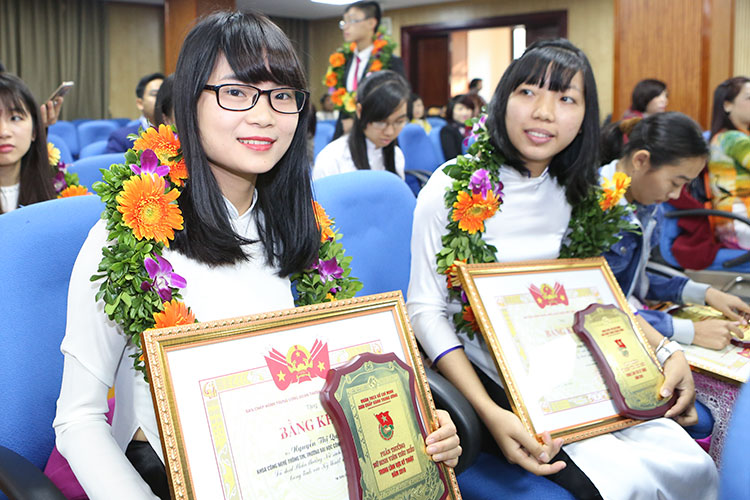 Sinh viên Nguyễn Thị Quỳnh nhận phần thưởng Nữ sinh viên tiêu biểu trong lĩnh vực kỹ thuật...