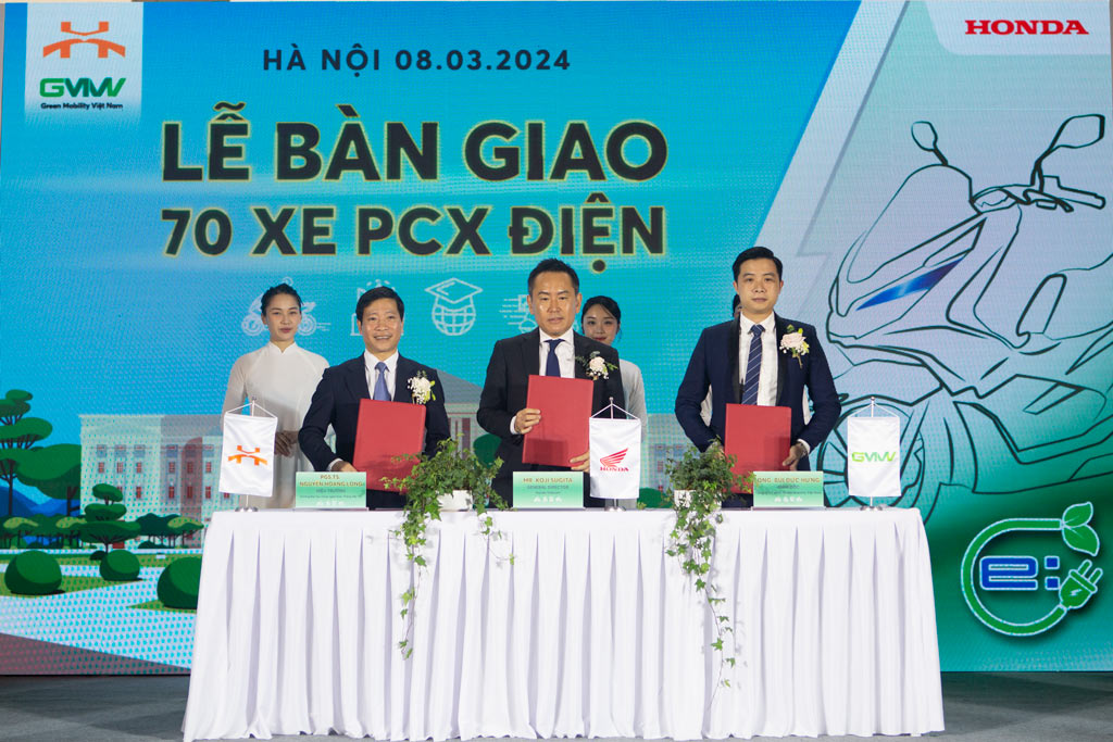 Lễ bàn giao phương tiện Dự án thử nghiệm các mô hình giao thông xanh với xe điện hai bánh