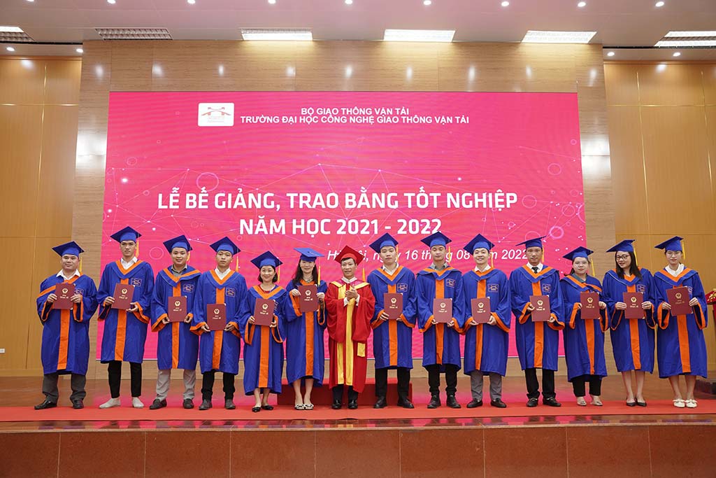 Lễ bế giảng, trao bằng tốt nghiệp và ngày hội việc làm sinh viên năm học 2021-2022