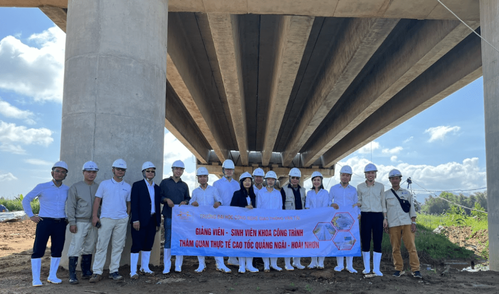 Giảng viên và sinh viên Khoa Công trình tham quan thực tế dự án đường bộ cao tốc Bắc - Nam
