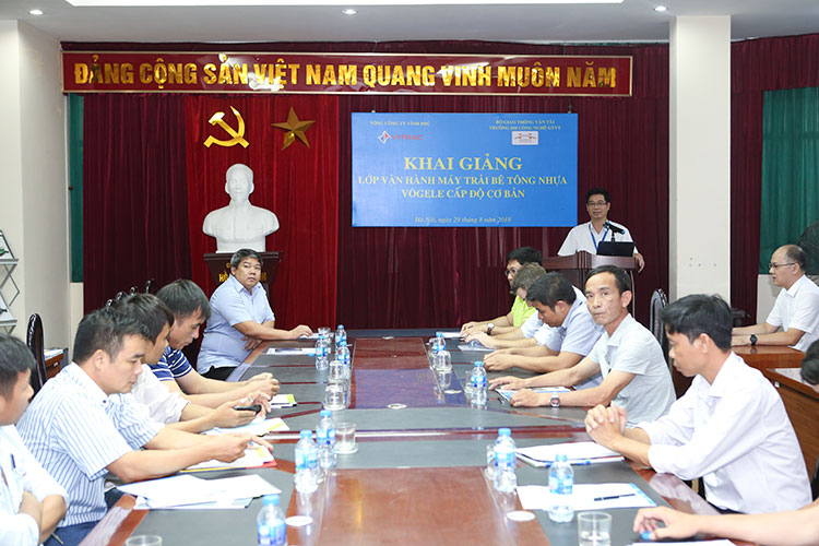 UTT đào tạo vận hành máy trải bê tông nhựa hiện đại