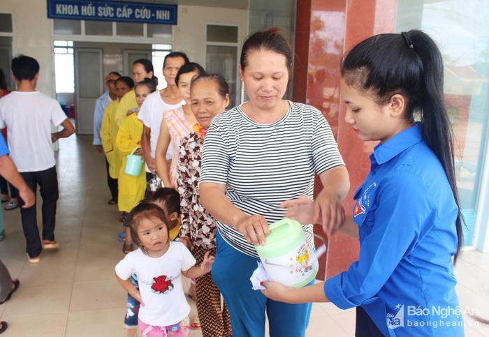 CLB Truyền thông Trường Đại học Công nghệ GTVT tham gia chương trình Gieo mầm nhân ái - Nồi cháo hoa sen