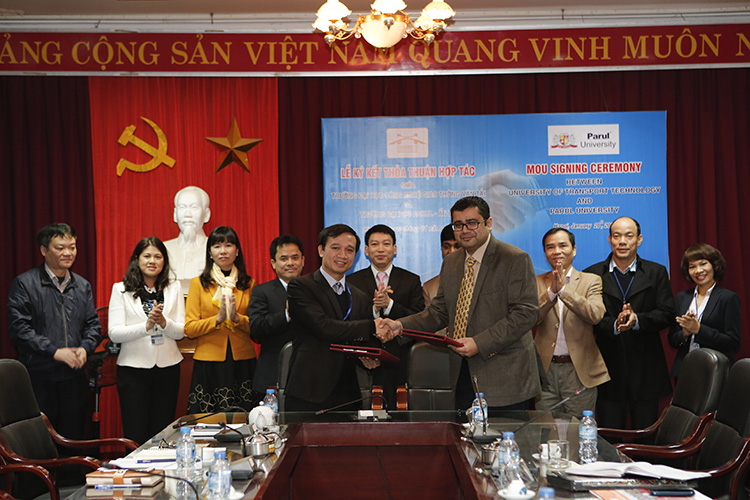 Lễ ký biên bản thỏa thuận hợp tác giữa Trường Đại học Công nghệ GTVT và Trường Đại học Parul, Ấn Độ