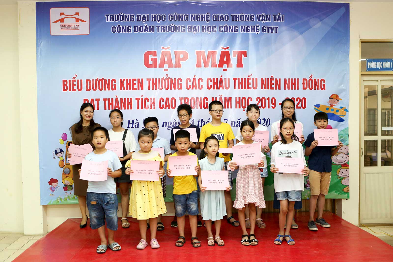 Gặp mặt các cháu Thiếu niên nhi đồng và biểu dương khen thưởng các cháu học sinh đạt thành tích cao trong năm học 2019-2020
