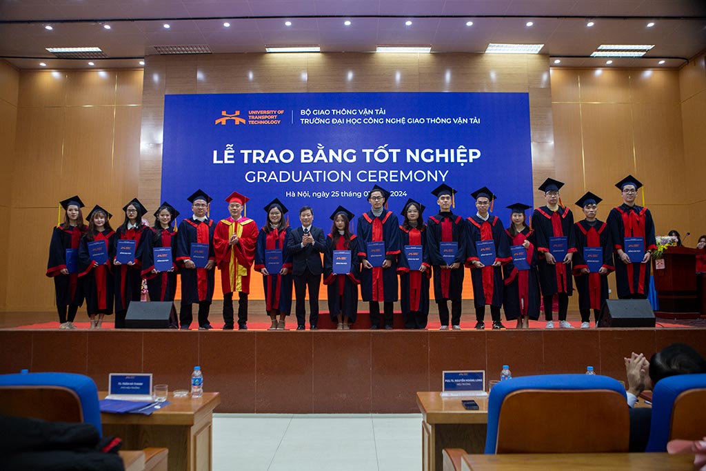 Lễ trao bằng tốt nghiệp đợt 6 cho các sinh viên đại học chính quy tốt nghiệp năm 2023