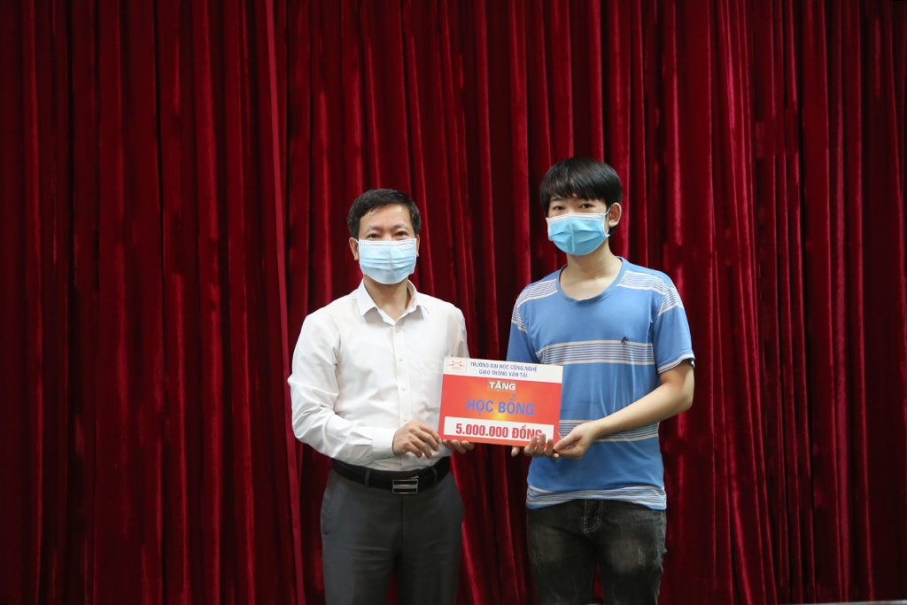 UTT hỗ trợ học bổng cho sinh viên có hoàn cảnh đặc biệt khó khăn