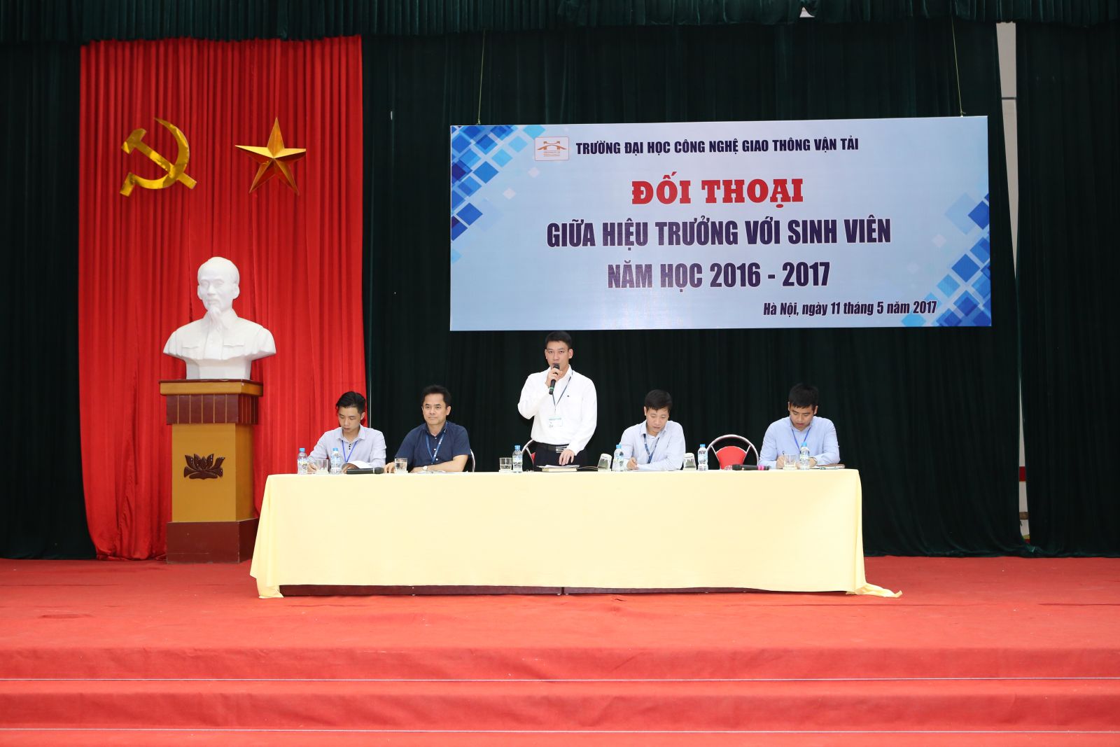 Chương trình Đối thoại giữa Hiệu trưởng với sinh viên năm học 2016 – 2017