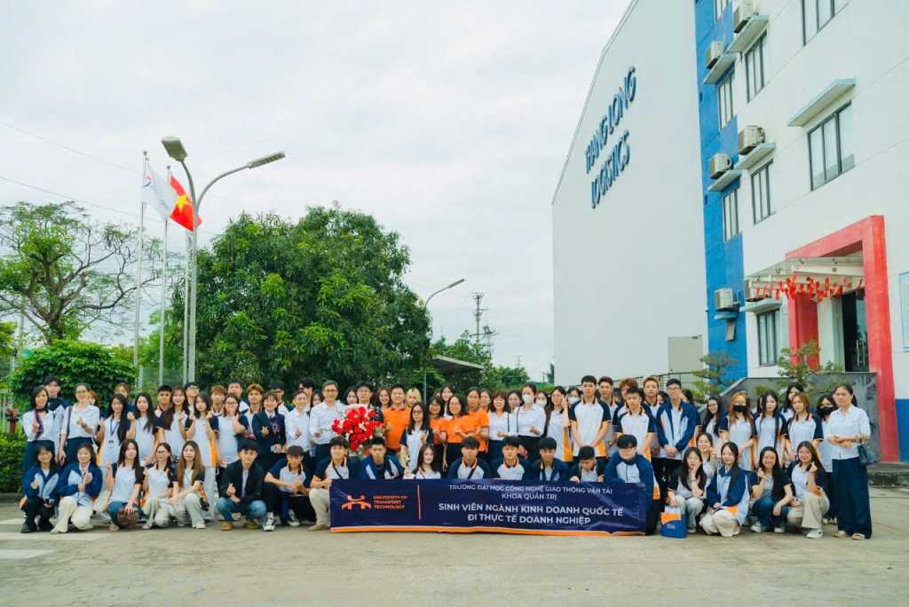 Sinh viên K76 ngành Kinh doanh quốc tế UTT tiếp cận mô hình vận hành logistics hiện đại