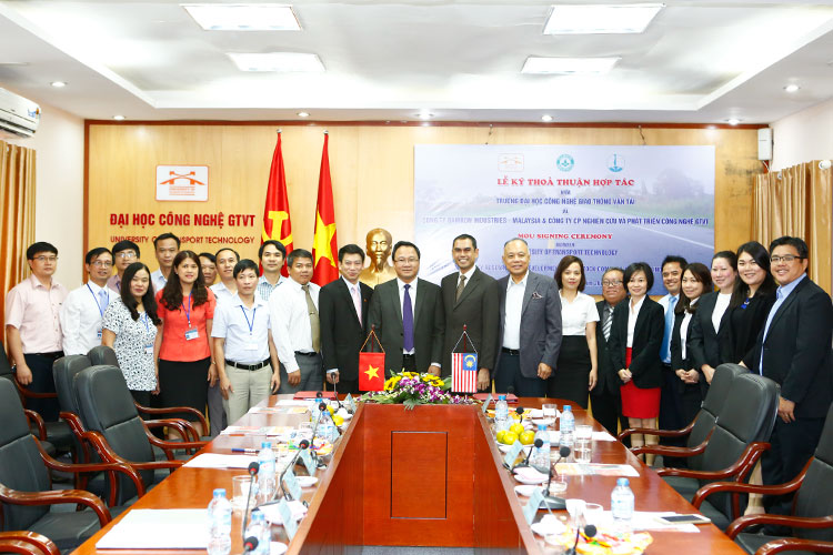 Trường Đại học Công nghệ GTVT ký hợp tác với doanh nghiệp Malaysia nghiên cứu sản xuất sơn an toàn giao thông