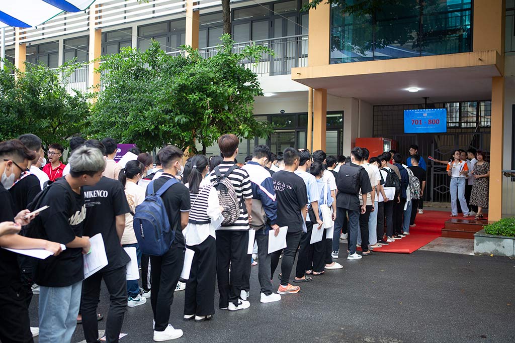 Sáng nay, hơn 2000 sinh viên K74 làm thủ tục nhập học