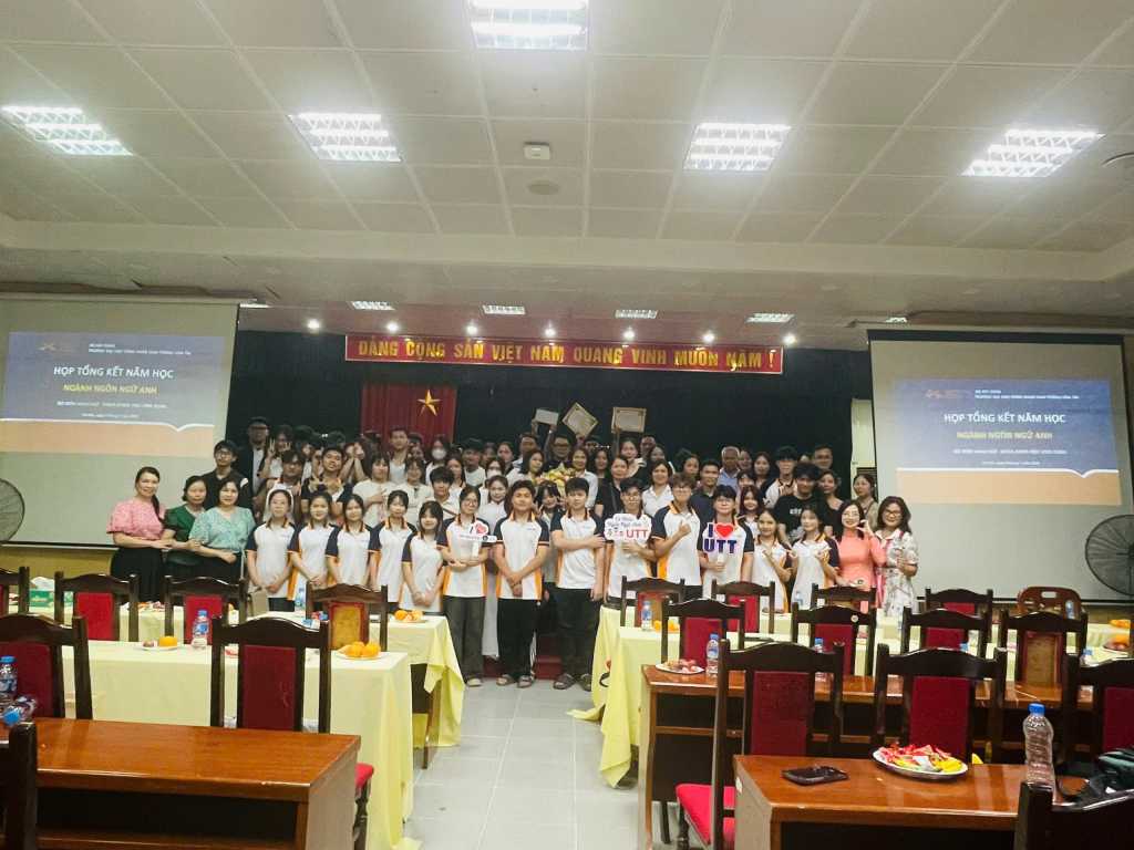 Họp phụ huynh tổng kết năm học 2024-2025: Hoạt động gắn kết gia đình, nhà trường và doanh nghiệp để chăm lo toàn diện cho người học